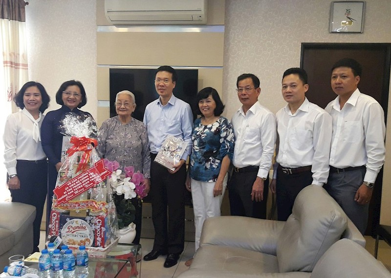 Trưởng Ban Tuyên giáo Trung ương Võ Văn Thưởng thăm hỏi, chúc Tết bác sĩ Tạ Thị Chung. Ảnh: Thanh Sơn